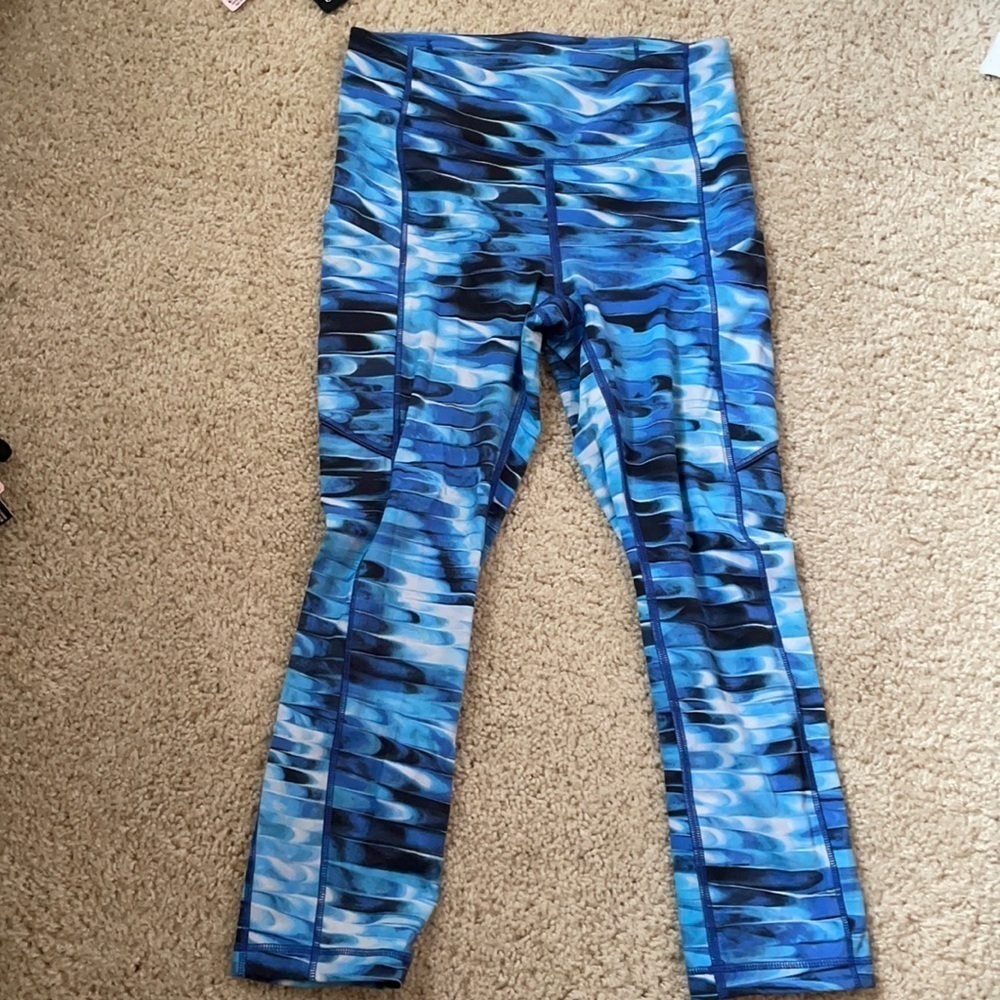 Lululemon Capri size 4 with pockets blue